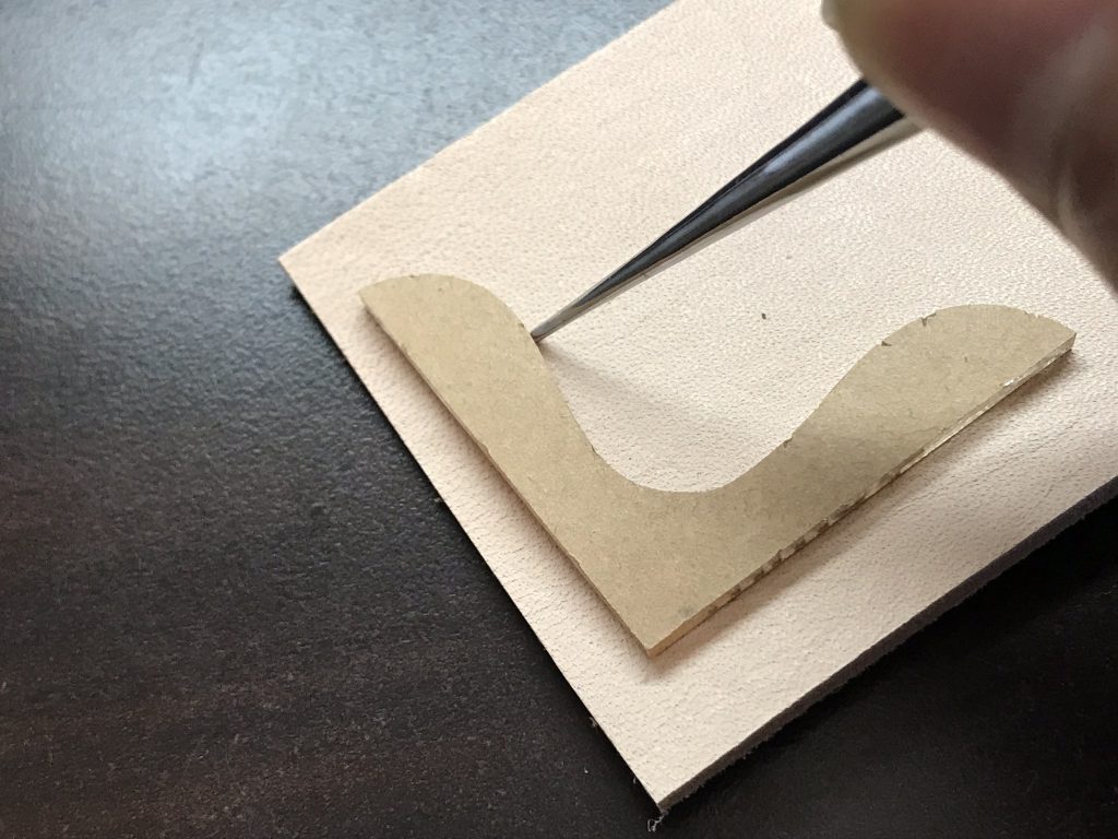 革に型紙の跡を付ける